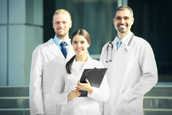 Smart Young Doctors Team Standing Hospital Entrance — Stock Photo, Image