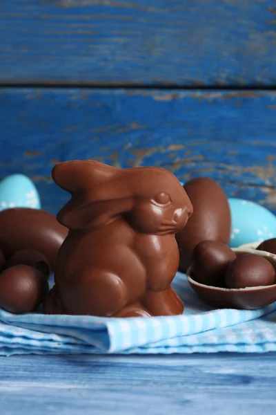 Conejo de chocolate de Pascua y huevos sobre fondo de madera —  Fotos de Stock