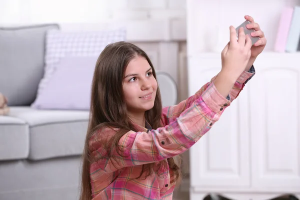 Mooi meisje selfie maken in haar kamer — Stockfoto