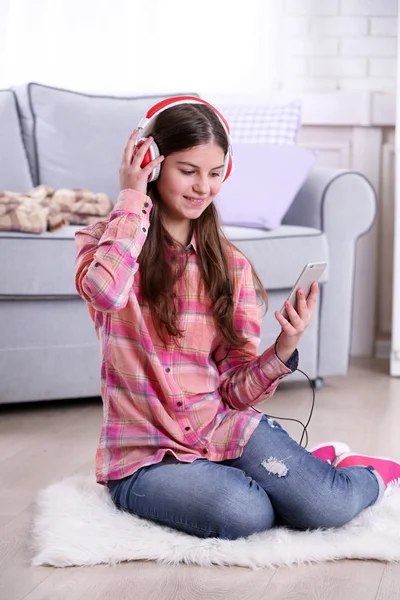 Mooi meisje muziek beluisteren — Stockfoto