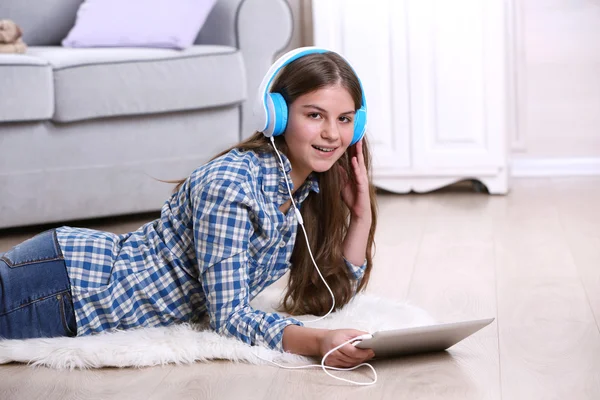 Молода красива дівчина слухає музику — стокове фото
