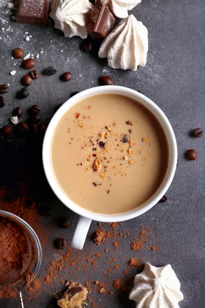 Чашка кофе и сладости на черном деревянном фоне — стоковое фото