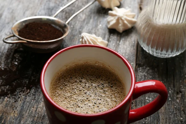 Tazza di caffè con dolci su sfondo di legno — Foto Stock