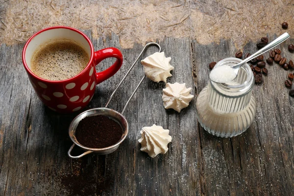 Kopp kaffe och godis på trä bakgrund — Stockfoto