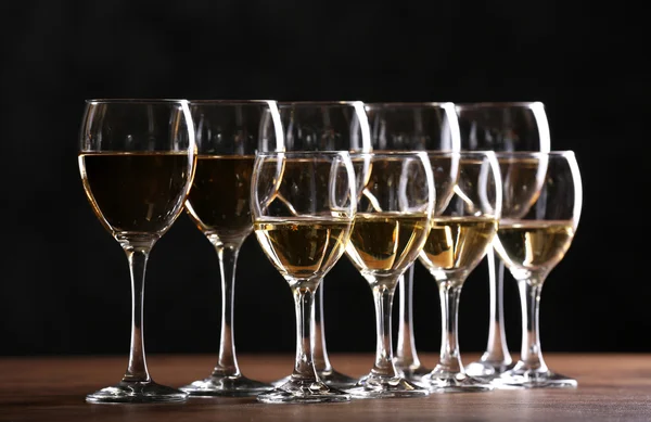 半分完全なテーブルの上のワイングラス — ストック写真
