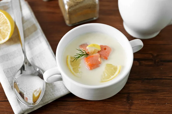 Вкусный суп из лосося — стоковое фото