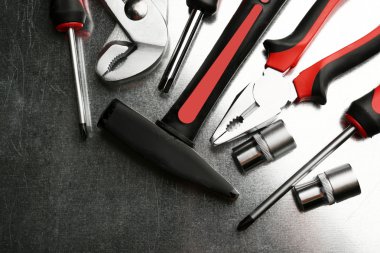 Koyu arka plan üzerinde araçlar farklı türleri