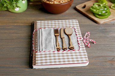 Mutfak masasının üzerinde bir şekilde dekore edilmiş kitabı kapat