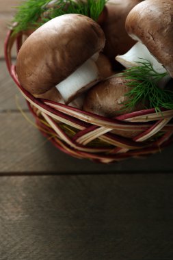 Mantar sepeti ahşap yüzey üzerinde