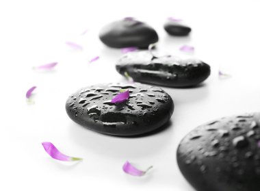 Çiçek yaprakları, üzerinde beyaz izole taşlarla sıcak spa