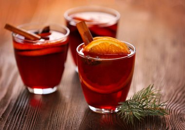 ahşap masa üzerinde mulled şarap