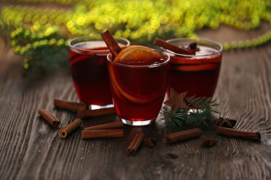 ahşap masa üzerinde mulled şarap