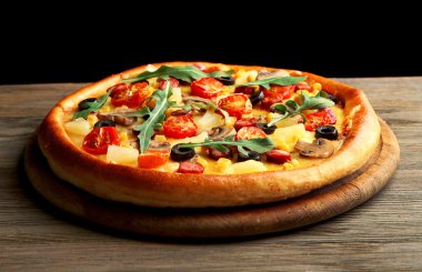Siyah arka plan üzerine lezzetli pizza