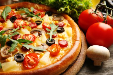 Sebzeler, lezzetli pizza yakın çekim