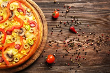 Ahşap masa üzerinde biber lezzetli pizza