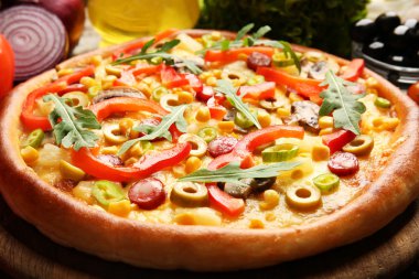 Sebzeler, lezzetli pizza yakın çekim