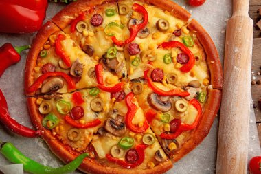 Delicious pizza ile sebze, dilimlenmiş yakın çekim