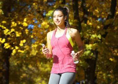 şişe su ile çalışan kadın 