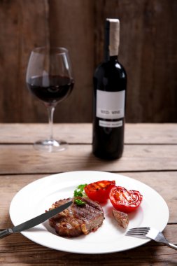 Kavrulmuş Dana fileto ahşap arka plan üzerinde plaka üzerinde