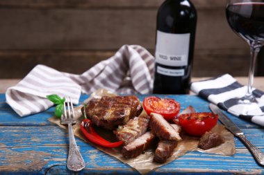 Kavrulmuş sığır filetosu ve sebze ahşap arka plan üzerinde kesme tahtası üzerinde