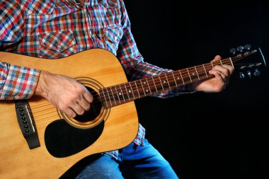 genç adam gitar çalmaya 
