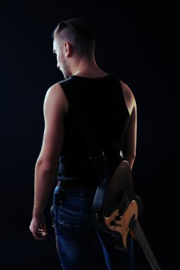 jongeman met elektrische gitaar