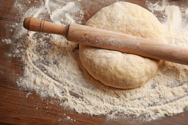 Pizza için Hamur ve ahşap masada merdane.