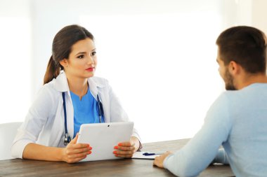 Doktor erkek hastaya konuşuyor