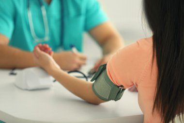 Doktor hastayı muayene ediyor.
