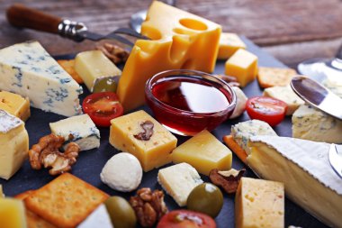 Masaya tatmak için peynir