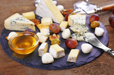 Ahşap masa, closeup tatmak için peynir