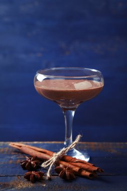 Cam renk ahşap arka plan üzerinde çikolata tatlı