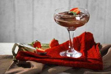 Çikolata mousse ahşap arka plan üzerinde taze çilek ile