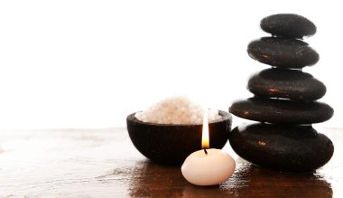 Spa taşlarla mum ve deniz tuzu, beyaz izole