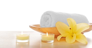 Spa havlu mumlar ve lily, üzerinde beyaz izole