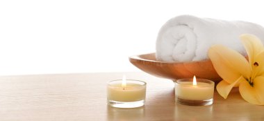 Spa havlu mumlar ve lily, üzerinde beyaz izole