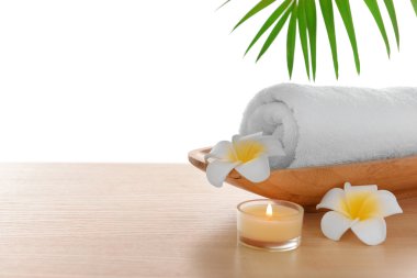 Spa havlu mumlar ve plumeria, üzerinde beyaz izole