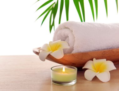 Spa havlu mumlar ve plumeria, üzerinde beyaz izole