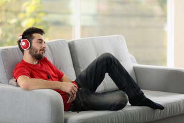 Genç adam kulaklık ile müzik dinler 