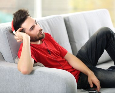 Genç adam kulaklık ile müzik dinler 