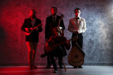 Adam'ın müzikal grup gri duvar arka plan üzerinde