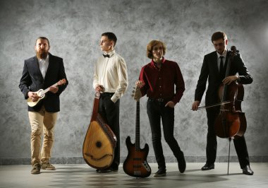 Adam'ın müzikal grup gri duvar arka plan üzerinde