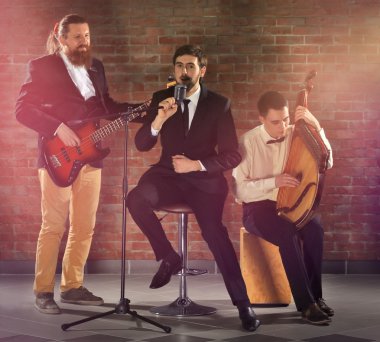Adam'ın müzikal grup üzerinde tuğla duvar arka plan stüdyo