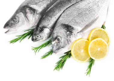 Üst üste limon ve biberiye beyaz arka plan üzerinde izole taze balık