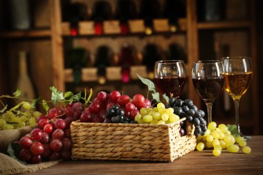 Üzüm şarap şişeleri arka plan üzerinde bir tablo hasır kutusunda