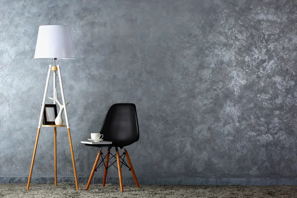 Conception élégante avec chaise et lampe sur fond gris — Photo