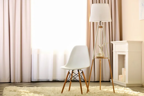 Conception élégante avec chaise et lampe sur fond de pièce lumineuse — Photo
