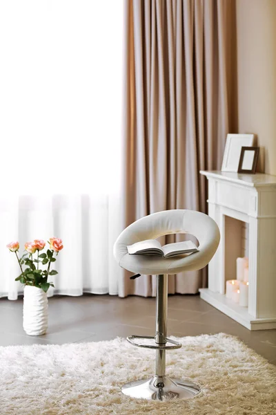 Stijlvol ontwerp met witte stoel op lichte kamer achtergrond — Stockfoto