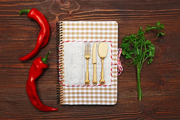 Composizione decorata di ricettario e ingredienti su sfondo di legno — Foto Stock