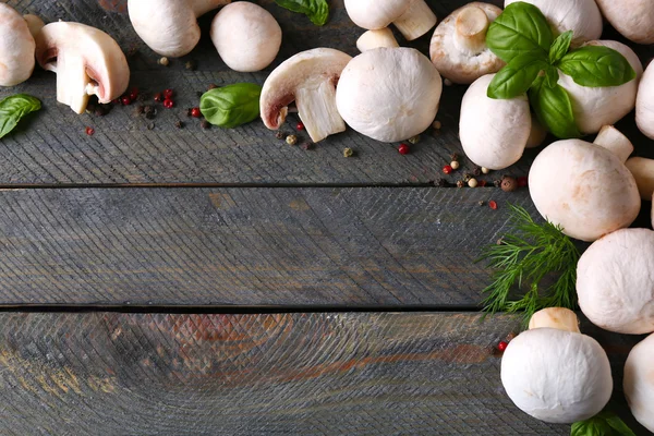 Verse champignons op houten ondergrond — Stockfoto